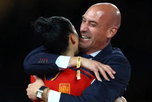 西班牙足协前主席谈亲吻事件：不会致歉，是有人故意针对我